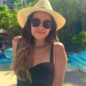 Meet your Posher, Gloria